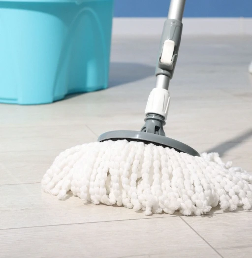 Trapeador limpiando el piso