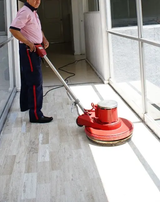 Trabajador de Lava Tap abrillantando el piso