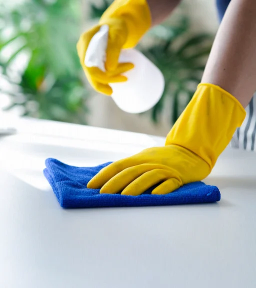Persona con guantes limpiando una superficie