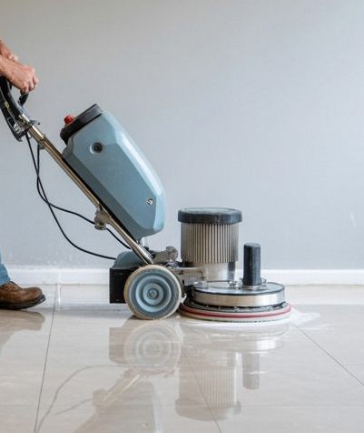 Persona puliendo el piso