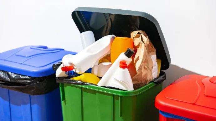Botes de basura con deshechos